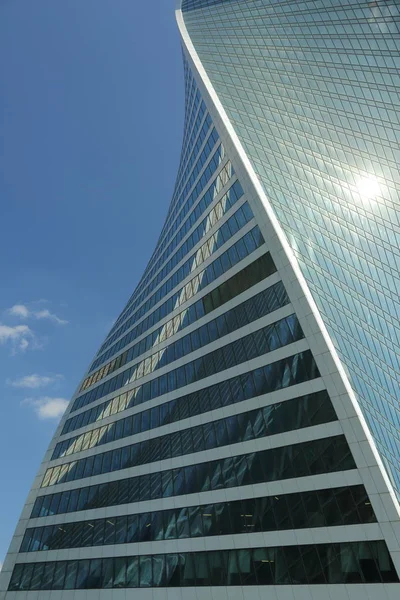 Moskova, Rusya - 13 Ağustos 2017: Düşük açılı görünüş Moscow City gökdelenlerin. Şehir merkezinde bir fütüristik tasarımı ile modern bir ticari binalar Moskova-City (Moskova Uluslararası İş Merkezi) olduğunu.