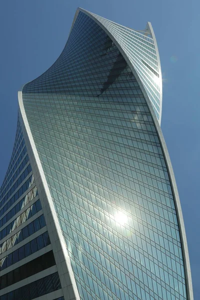 Moskova, Rusya - 13 Ağustos 2017: Düşük açılı görünüş Moscow City gökdelenlerin. Şehir merkezinde bir fütüristik tasarımı ile modern bir ticari binalar Moskova-City (Moskova Uluslararası İş Merkezi) olduğunu.