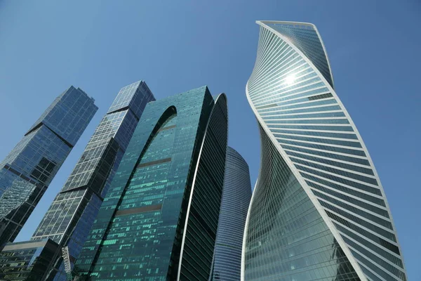 Moskova, Rusya - 13 Ağustos 2017: Düşük açılı görünüş Moscow City gökdelenlerin. Şehir merkezinde bir fütüristik tasarımı ile modern bir ticari binalar Moskova-City (Moskova Uluslararası İş Merkezi) olduğunu.