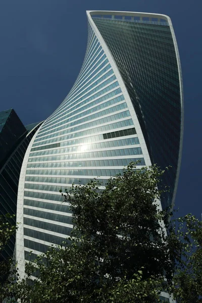 Moskova, Rusya - 13 Ağustos 2017: Düşük açılı görünüş Moscow City gökdelenlerin. Şehir merkezinde bir fütüristik tasarımı ile modern bir ticari binalar Moskova-City (Moskova Uluslararası İş Merkezi) olduğunu.