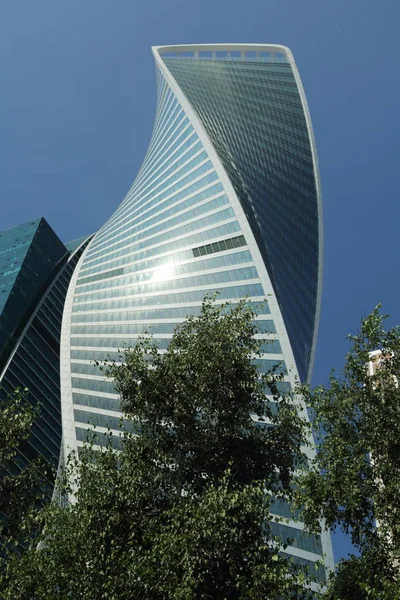 Moskova, Rusya - 13 Ağustos 2017: Düşük açılı görünüş Moscow City gökdelenlerin. Şehir merkezinde bir fütüristik tasarımı ile modern bir ticari binalar Moskova-City (Moskova Uluslararası İş Merkezi) olduğunu.
