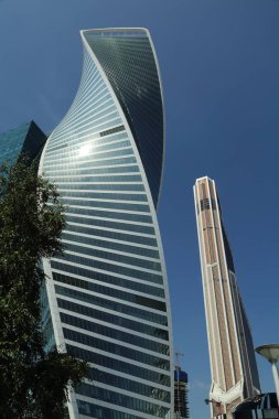 Moskova, Rusya - 13 Ağustos 2017: Düşük açılı görünüş Moscow City gökdelenlerin. Şehir merkezinde bir fütüristik tasarımı ile modern bir ticari binalar Moskova-City (Moskova Uluslararası İş Merkezi) olduğunu.