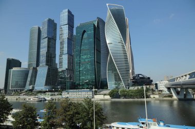 Moskova, Rusya - 13 Ağustos 2017: Düşük açılı görünüş Moscow City gökdelenlerin. Şehir merkezinde bir fütüristik tasarımı ile modern bir ticari binalar Moskova-City (Moskova Uluslararası İş Merkezi) olduğunu.