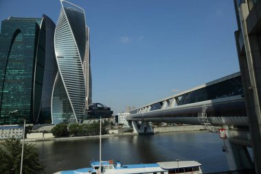 Moskova, Rusya - 13 Ağustos 2017: Düşük açılı görünüş Moscow City gökdelenlerin. Şehir merkezinde bir fütüristik tasarımı ile modern bir ticari binalar Moskova-City (Moskova Uluslararası İş Merkezi) olduğunu.