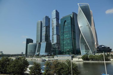 Moskova, Rusya - 13 Ağustos 2017: Düşük açılı görünüş Moscow City gökdelenlerin. Şehir merkezinde bir fütüristik tasarımı ile modern bir ticari binalar Moskova-City (Moskova Uluslararası İş Merkezi) olduğunu.