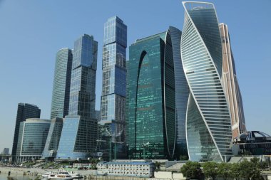 Moskova, Rusya - 13 Ağustos 2017: Düşük açılı görünüş Moscow City gökdelenlerin. Şehir merkezinde bir fütüristik tasarımı ile modern bir ticari binalar Moskova-City (Moskova Uluslararası İş Merkezi) olduğunu.