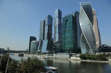 Moskova, Rusya - 13 Ağustos 2017: Düşük açılı görünüş Moscow City gökdelenlerin. Şehir merkezinde bir fütüristik tasarımı ile modern bir ticari binalar Moskova-City (Moskova Uluslararası İş Merkezi) olduğunu.