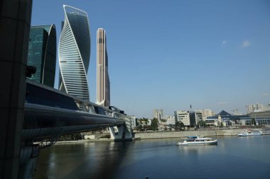 Moskova, Rusya - 13 Ağustos 2017: Düşük açılı görünüş Moscow City gökdelenlerin. Şehir merkezinde bir fütüristik tasarımı ile modern bir ticari binalar Moskova-City (Moskova Uluslararası İş Merkezi) olduğunu.