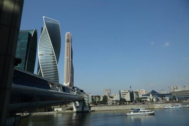 Moskova, Rusya - 13 Ağustos 2017: Düşük açılı görünüş Moscow City gökdelenlerin. Şehir merkezinde bir fütüristik tasarımı ile modern bir ticari binalar Moskova-City (Moskova Uluslararası İş Merkezi) olduğunu.