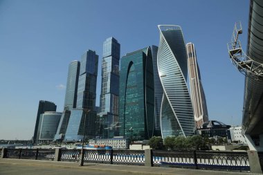 Moskova, Rusya - 13 Ağustos 2017: Düşük açılı görünüş Moscow City gökdelenlerin. Şehir merkezinde bir fütüristik tasarımı ile modern bir ticari binalar Moskova-City (Moskova Uluslararası İş Merkezi) olduğunu.