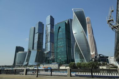 Moskova, Rusya - 13 Ağustos 2017: Düşük açılı görünüş Moscow City gökdelenlerin. Şehir merkezinde bir fütüristik tasarımı ile modern bir ticari binalar Moskova-City (Moskova Uluslararası İş Merkezi) olduğunu.