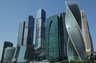 Moskova, Rusya - 13 Ağustos 2017: Düşük açılı görünüş Moscow City gökdelenlerin. Şehir merkezinde bir fütüristik tasarımı ile modern bir ticari binalar Moskova-City (Moskova Uluslararası İş Merkezi) olduğunu.