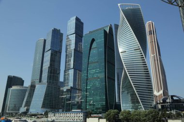Moskova, Rusya - 13 Ağustos 2017: Düşük açılı görünüş Moscow City gökdelenlerin. Şehir merkezinde bir fütüristik tasarımı ile modern bir ticari binalar Moskova-City (Moskova Uluslararası İş Merkezi) olduğunu.