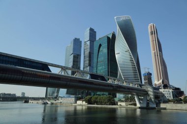 Moskova, Rusya - 13 Ağustos 2017: Düşük açılı görünüş Moscow City gökdelenlerin. Şehir merkezinde bir fütüristik tasarımı ile modern bir ticari binalar Moskova-City (Moskova Uluslararası İş Merkezi) olduğunu.