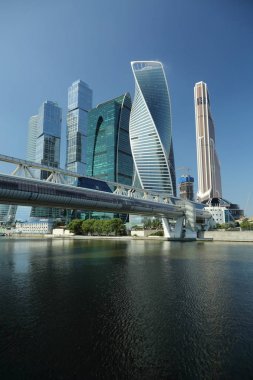 Moskova, Rusya - 13 Ağustos 2017: Düşük açılı görünüş Moscow City gökdelenlerin. Şehir merkezinde bir fütüristik tasarımı ile modern bir ticari binalar Moskova-City (Moskova Uluslararası İş Merkezi) olduğunu.