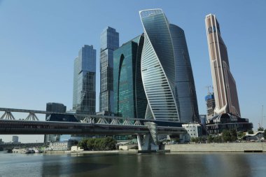 Moskova, Rusya - 13 Ağustos 2017: Düşük açılı görünüş Moscow City gökdelenlerin. Şehir merkezinde bir fütüristik tasarımı ile modern bir ticari binalar Moskova-City (Moskova Uluslararası İş Merkezi) olduğunu.