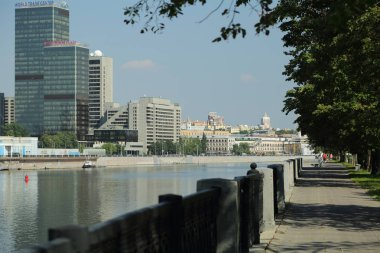 Moskova, Rusya - 13 Ağustos 2017: Düşük açılı görünüş Moscow City gökdelenlerin. Şehir merkezinde bir fütüristik tasarımı ile modern bir ticari binalar Moskova-City (Moskova Uluslararası İş Merkezi) olduğunu.