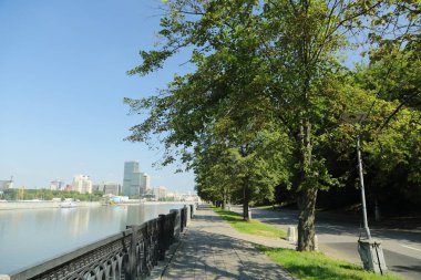 Moskova, Rusya - 13 Ağustos 2017: Moskova 'nın alçak açılı görüntüsü. Moskova-Şehir (Moskova Uluslararası İş Merkezi), şehir merkezinde fütüristik bir tasarımı olan modern bir ticari binadır..