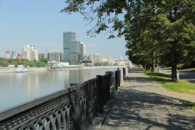 Moskova, Rusya - 13 Ağustos 2017: Düşük açılı görünüş Moscow City gökdelenlerin. Şehir merkezinde bir fütüristik tasarımı ile modern bir ticari binalar Moskova-City (Moskova Uluslararası İş Merkezi) olduğunu.