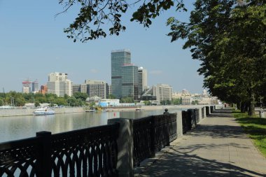 Moskova, Rusya - 13 Ağustos 2017: Düşük açılı görünüş Moscow City gökdelenlerin. Şehir merkezinde bir fütüristik tasarımı ile modern bir ticari binalar Moskova-City (Moskova Uluslararası İş Merkezi) olduğunu.