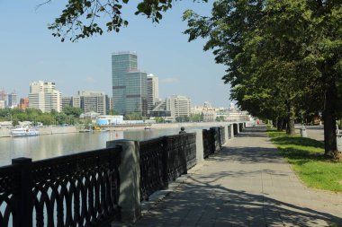 Moskova, Rusya - 13 Ağustos 2017: Düşük açılı görünüş Moscow City gökdelenlerin. Şehir merkezinde bir fütüristik tasarımı ile modern bir ticari binalar Moskova-City (Moskova Uluslararası İş Merkezi) olduğunu.