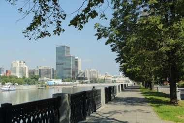 Moskova, Rusya - 13 Ağustos 2017: Düşük açılı görünüş Moscow City gökdelenlerin. Şehir merkezinde bir fütüristik tasarımı ile modern bir ticari binalar Moskova-City (Moskova Uluslararası İş Merkezi) olduğunu.