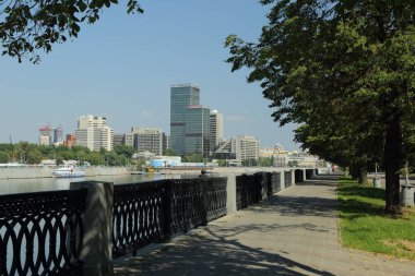 Moskova, Rusya - 13 Ağustos 2017: Düşük açılı görünüş Moscow City gökdelenlerin. Şehir merkezinde bir fütüristik tasarımı ile modern bir ticari binalar Moskova-City (Moskova Uluslararası İş Merkezi) olduğunu.