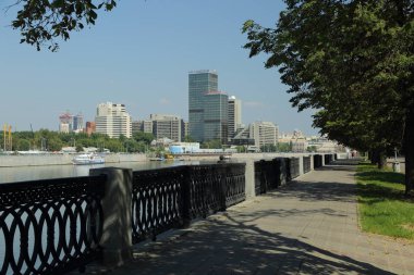 Moskova, Rusya - 13 Ağustos 2017: Düşük açılı görünüş Moscow City gökdelenlerin. Şehir merkezinde bir fütüristik tasarımı ile modern bir ticari binalar Moskova-City (Moskova Uluslararası İş Merkezi) olduğunu.