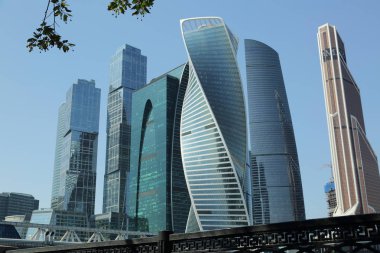 Moskova, Rusya - 13 Ağustos 2017: Düşük açılı görünüş Moscow City gökdelenlerin. Şehir merkezinde bir fütüristik tasarımı ile modern bir ticari binalar Moskova-City (Moskova Uluslararası İş Merkezi) olduğunu.