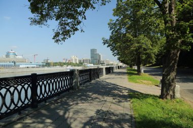 Moskova, Rusya - 13 Ağustos 2017: Düşük açılı görünüş Moscow City gökdelenlerin. Şehir merkezinde bir fütüristik tasarımı ile modern bir ticari binalar Moskova-City (Moskova Uluslararası İş Merkezi) olduğunu.