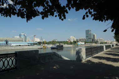 Moskova, Rusya - 13 Ağustos 2017: Moskova 'nın alçak açılı görüntüsü. Moskova-Şehir (Moskova Uluslararası İş Merkezi), şehir merkezinde fütüristik bir tasarımı olan modern bir ticari binadır..