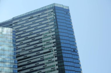 Moskova, Rusya - 13 Ağustos 2017: Düşük açılı görünüş Moscow City gökdelenlerin. Şehir merkezinde bir fütüristik tasarımı ile modern bir ticari binalar Moskova-City (Moskova Uluslararası İş Merkezi) olduğunu.