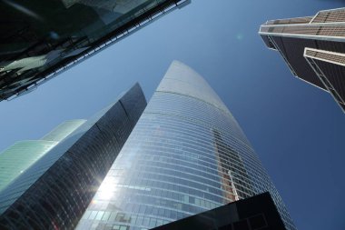 Moskova, Rusya - 13 Ağustos 2017: Düşük açılı görünüş Moscow City gökdelenlerin. Şehir merkezinde bir fütüristik tasarımı ile modern bir ticari binalar Moskova-City (Moskova Uluslararası İş Merkezi) olduğunu