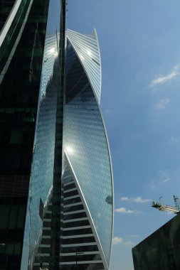 Moskova, Rusya - 13 Ağustos 2017: Düşük açılı görünüş Moscow City gökdelenlerin. Şehir merkezinde bir fütüristik tasarımı ile modern bir ticari binalar Moskova-City (Moskova Uluslararası İş Merkezi) olduğunu.