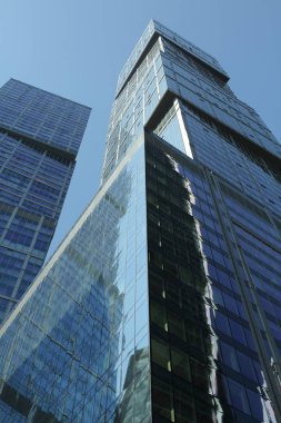 Moskova, Rusya - 13 Ağustos 2017: Düşük açılı görünüş Moscow City gökdelenlerin. Şehir merkezinde bir fütüristik tasarımı ile modern bir ticari binalar Moskova-City (Moskova Uluslararası İş Merkezi) olduğunu.
