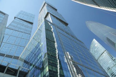 Moskova, Rusya - 13 Ağustos 2017: Düşük açılı görünüş Moscow City gökdelenlerin. Şehir merkezinde bir fütüristik tasarımı ile modern bir ticari binalar Moskova-City (Moskova Uluslararası İş Merkezi) olduğunu