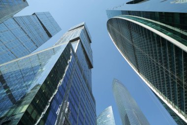 Moskova, Rusya - 13 Ağustos 2017: Düşük açılı görünüş Moscow City gökdelenlerin. Şehir merkezinde bir fütüristik tasarımı ile modern bir ticari binalar Moskova-City (Moskova Uluslararası İş Merkezi) olduğunu.