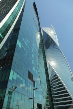 Moskova, Rusya - 13 Ağustos 2017: Düşük açılı görünüş Moscow City gökdelenlerin. Şehir merkezinde bir fütüristik tasarımı ile modern bir ticari binalar Moskova-City (Moskova Uluslararası İş Merkezi) olduğunu.