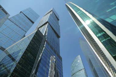 Moskova, Rusya - 13 Ağustos 2017: Düşük açılı görünüş Moscow City gökdelenlerin. Şehir merkezinde bir fütüristik tasarımı ile modern bir ticari binalar Moskova-City (Moskova Uluslararası İş Merkezi) olduğunu.