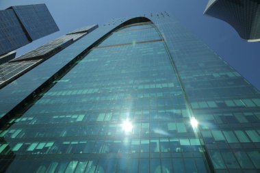 Moskova, Rusya - 13 Ağustos 2017: Düşük açılı görünüş Moscow City gökdelenlerin. Şehir merkezinde bir fütüristik tasarımı ile modern bir ticari binalar Moskova-City (Moskova Uluslararası İş Merkezi) olduğunu