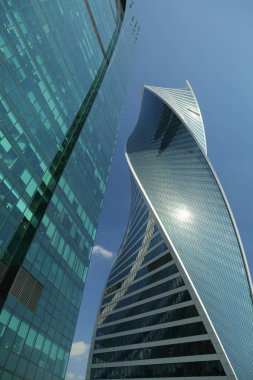 Moskova, Rusya - 13 Ağustos 2017: Düşük açılı görünüş Moscow City gökdelenlerin. Şehir merkezinde bir fütüristik tasarımı ile modern bir ticari binalar Moskova-City (Moskova Uluslararası İş Merkezi) olduğunu