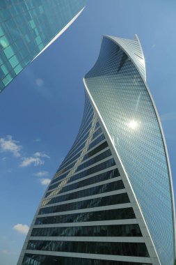Moskova, Rusya - 13 Ağustos 2017: Düşük açılı görünüş Moscow City gökdelenlerin. Şehir merkezinde bir fütüristik tasarımı ile modern bir ticari binalar Moskova-City (Moskova Uluslararası İş Merkezi) olduğunu