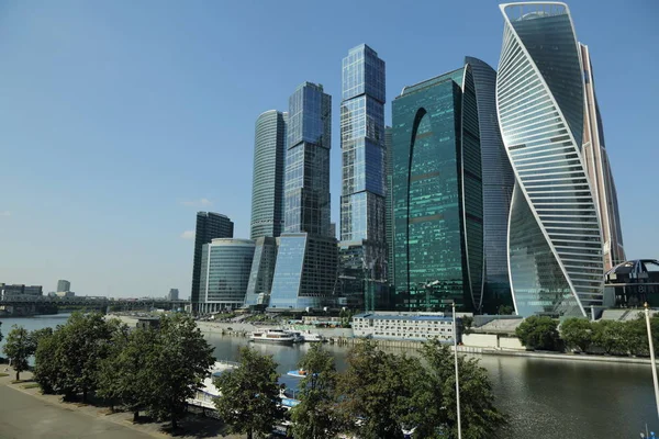 モスクワ ロシア連邦 2017 モスクワ市高層ビルの低の視野 モスクワ モスクワ国際ビジネス センター はダウンタウンで未来的なデザインと近代的な商業ビルです — ストック写真