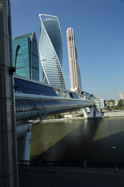 Moskova, Rusya - 13 Ağustos 2017: Düşük açılı görünüş Moscow City gökdelenlerin. Şehir merkezinde bir fütüristik tasarımı ile modern bir ticari binalar Moskova-City (Moskova Uluslararası İş Merkezi) olduğunu.