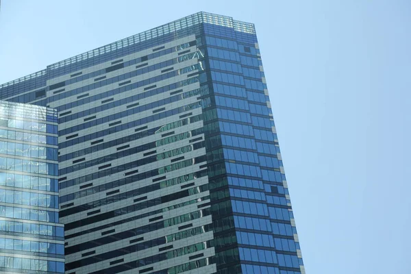 Moskova, Rusya - 13 Ağustos 2017: Düşük açılı görünüş Moscow City gökdelenlerin. Şehir merkezinde bir fütüristik tasarımı ile modern bir ticari binalar Moskova-City (Moskova Uluslararası İş Merkezi) olduğunu.