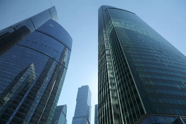Moskova, Rusya - 13 Ağustos 2017: Düşük açılı görünüş Moscow City gökdelenlerin. Şehir merkezinde bir fütüristik tasarımı ile modern bir ticari binalar Moskova-City (Moskova Uluslararası İş Merkezi) olduğunu.