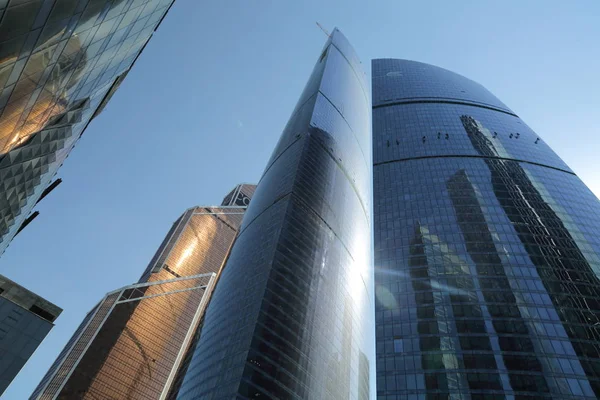 Moskova, Rusya - 13 Ağustos 2017: Düşük açılı görünüş Moscow City gökdelenlerin. Şehir merkezinde bir fütüristik tasarımı ile modern bir ticari binalar Moskova-City (Moskova Uluslararası İş Merkezi) olduğunu.