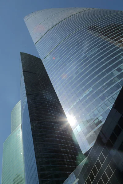Moskova, Rusya - 13 Ağustos 2017: Düşük açılı görünüş Moscow City gökdelenlerin. Şehir merkezinde bir fütüristik tasarımı ile modern bir ticari binalar Moskova-City (Moskova Uluslararası İş Merkezi) olduğunu
