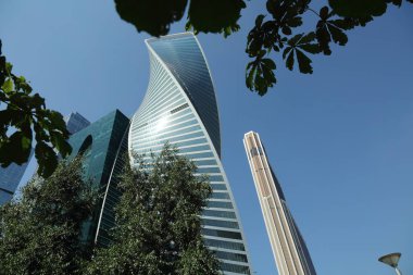 Moskova, Rusya - 13 Ağustos 2017: Düşük açılı görünüş Moscow City gökdelenlerin. Şehir merkezinde bir fütüristik tasarımı ile modern bir ticari binalar Moskova-City (Moskova Uluslararası İş Merkezi) olduğunu.