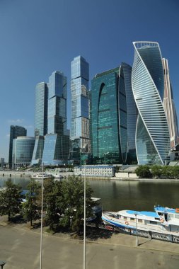 Moskova, Rusya - 13 Ağustos 2017: Düşük açılı görünüş Moscow City gökdelenlerin. Şehir merkezinde bir fütüristik tasarımı ile modern bir ticari binalar Moskova-City (Moskova Uluslararası İş Merkezi) olduğunu
